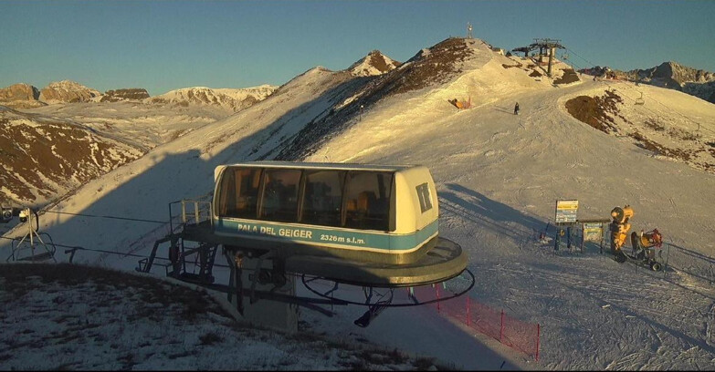 Webcam Pozza di Fassa-Aloch-Buffaure  - Pala del Geiger, sullo sfondo il Pordoi