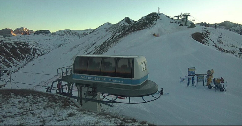 Webcam Pozza di Fassa-Aloch-Buffaure  - Pala del Geiger, sullo sfondo il Pordoi