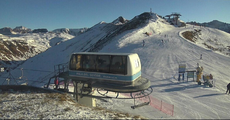 Webcam Pozza di Fassa-Aloch-Buffaure  - Pala del Geiger, sullo sfondo il Pordoi