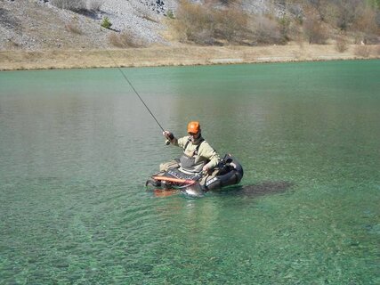 Pesca con passione nella riserva speciale del lago Nembia